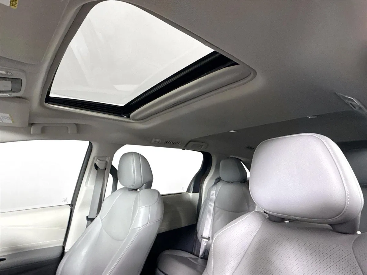 2023 Toyota Sienna Limited 7-Passenger thumbnail 6
