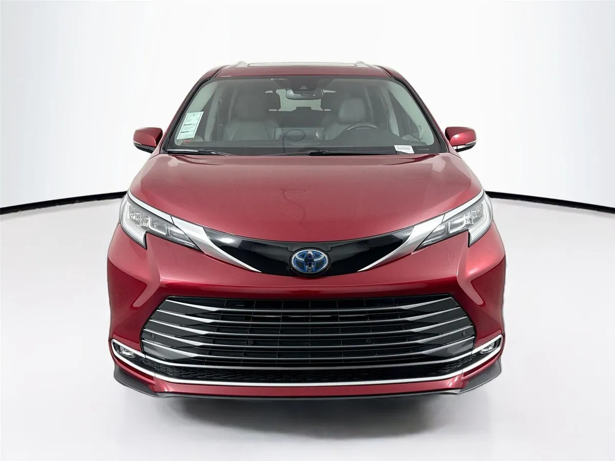 2023 Toyota Sienna Limited 7-Passenger thumbnail 9
