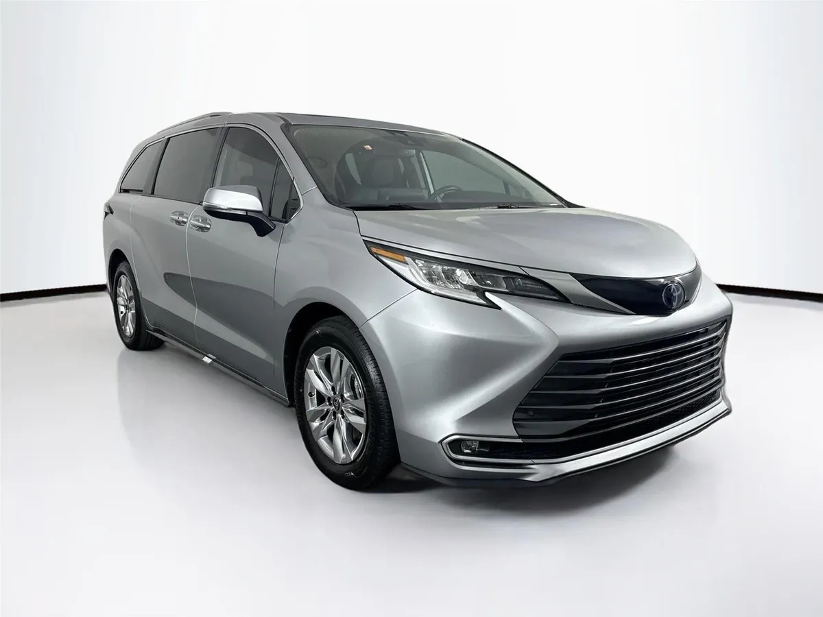 2023 Toyota Sienna Limited thumbnail 10