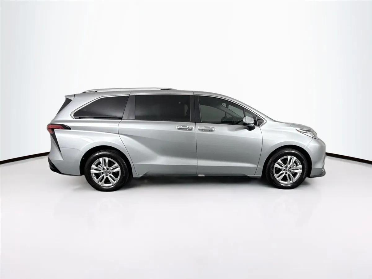 2023 Toyota Sienna Limited thumbnail 11