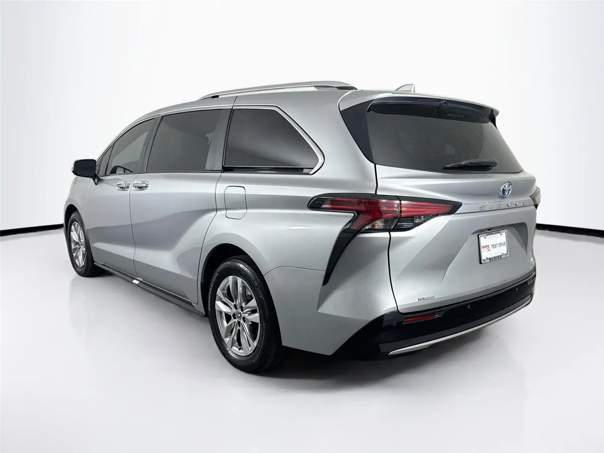 2023 Toyota Sienna Limited thumbnail 13