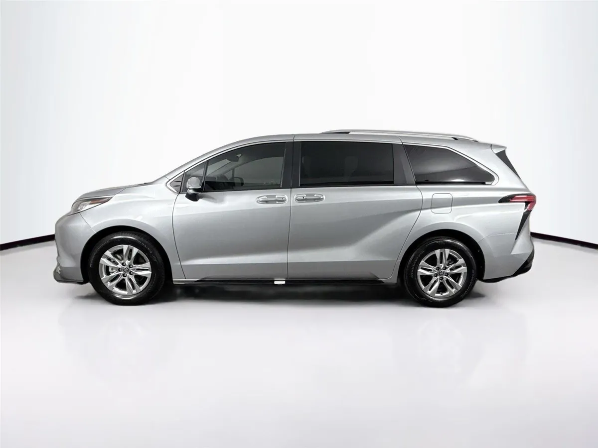 2023 Toyota Sienna Limited thumbnail 14