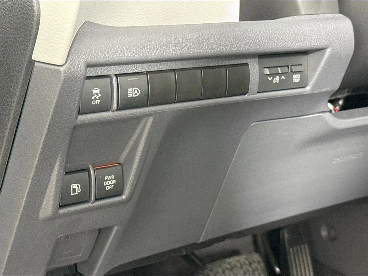 2023 Toyota Sienna Limited thumbnail 16