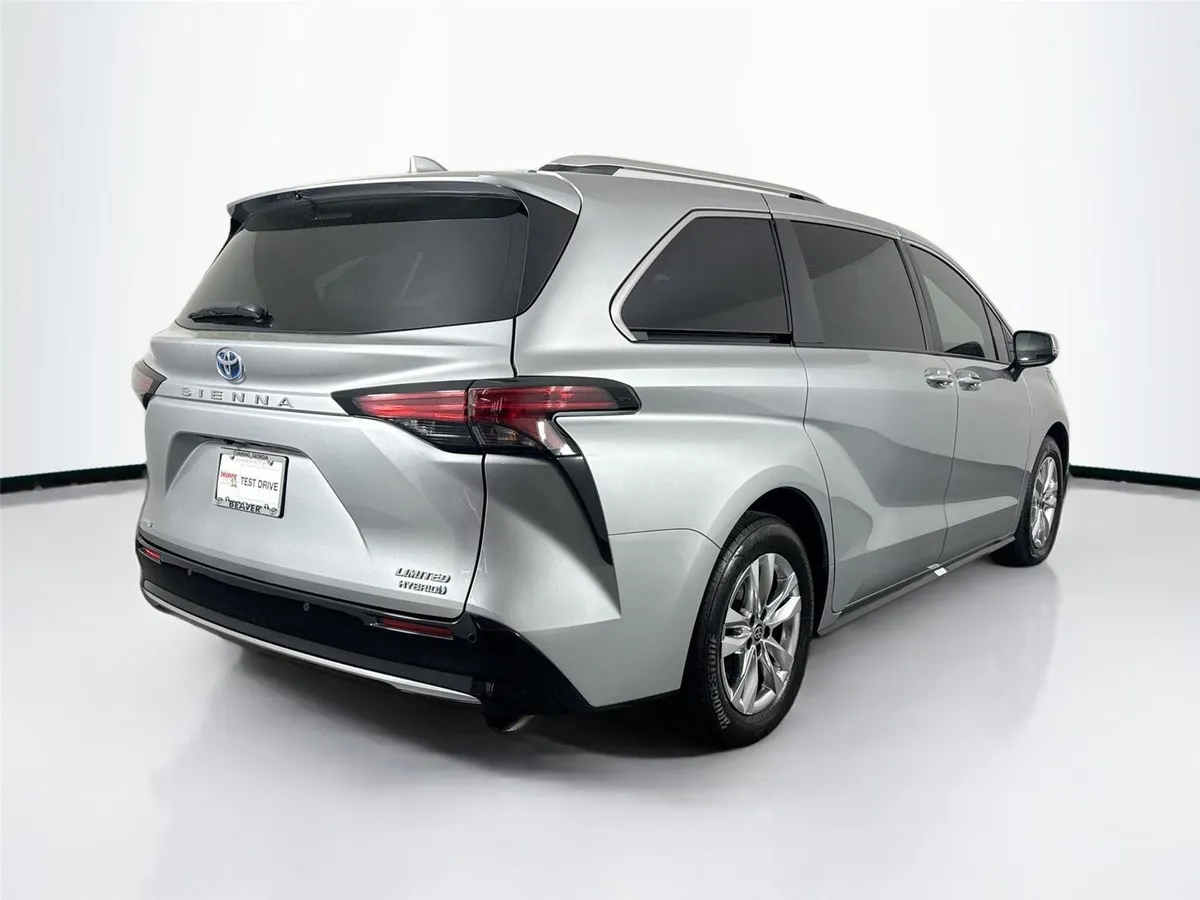 2023 Toyota Sienna Limited thumbnail 2