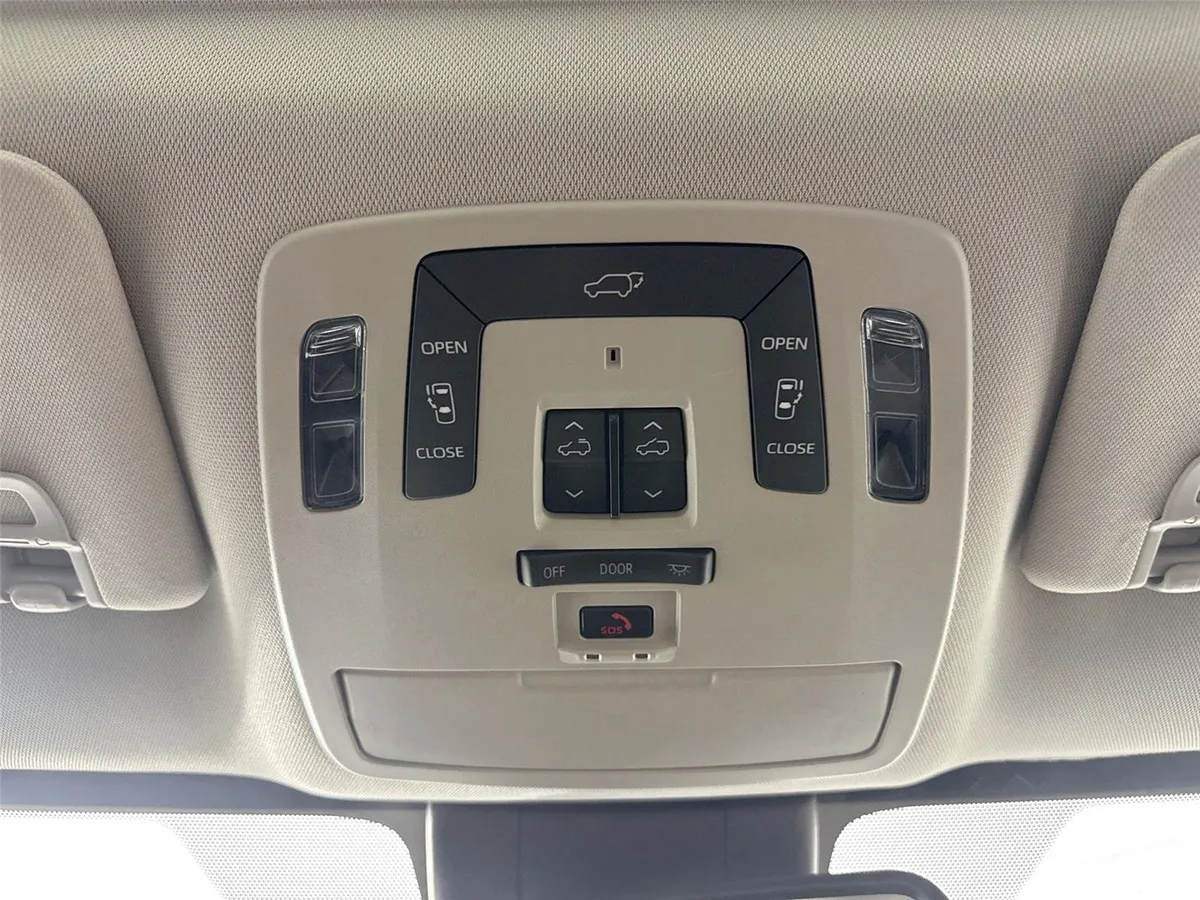 2023 Toyota Sienna Limited thumbnail 24