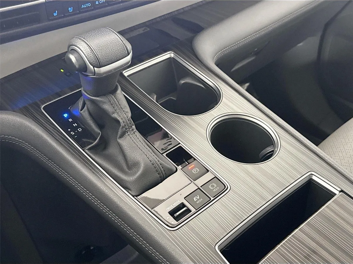 2023 Toyota Sienna Limited thumbnail 28