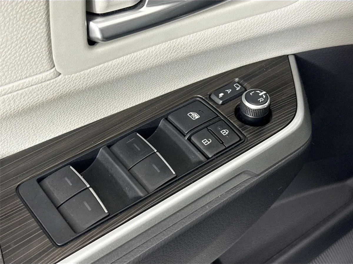 2023 Toyota Sienna Limited thumbnail 29
