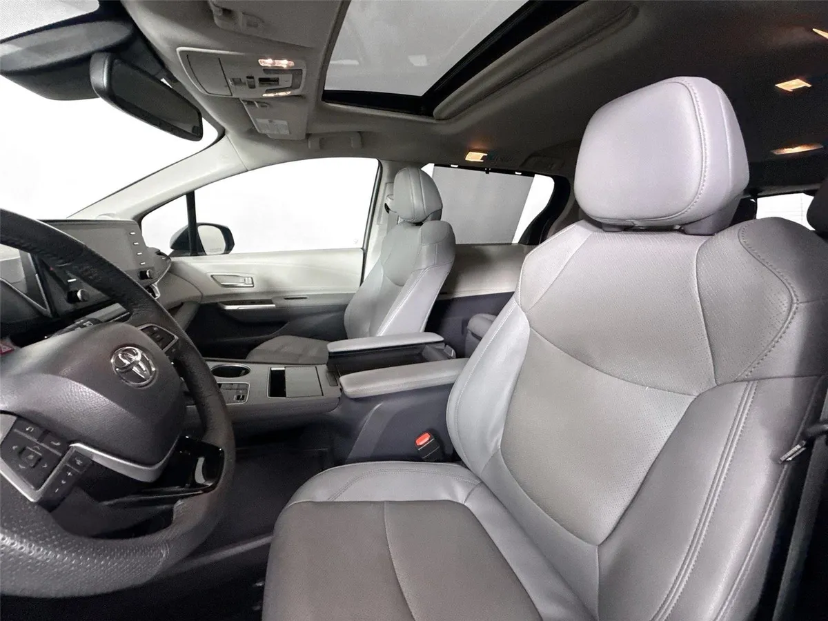 2023 Toyota Sienna Limited thumbnail 3