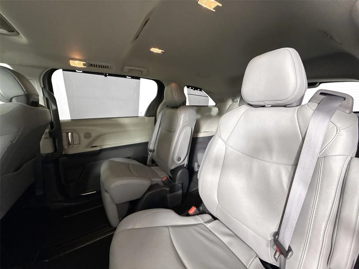 2023 Toyota Sienna Limited thumbnail 32