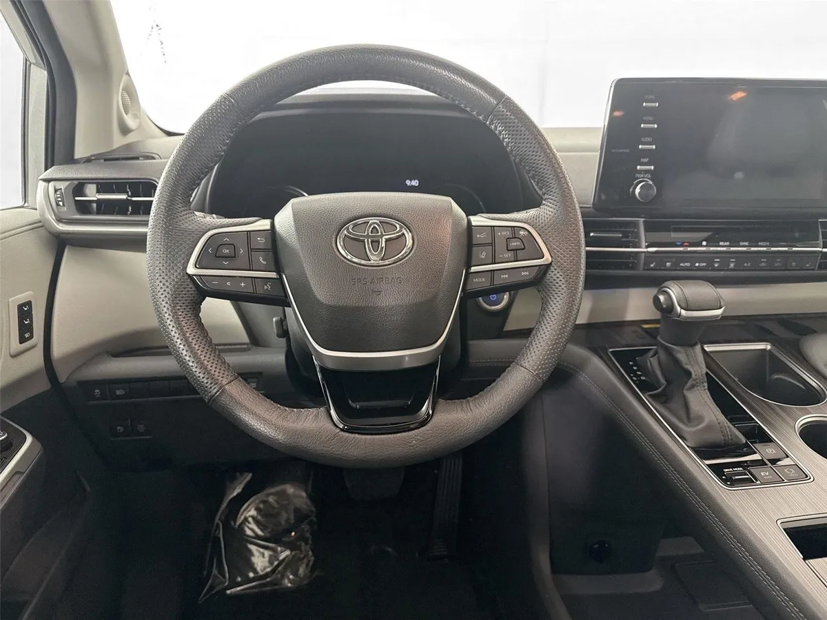 2023 Toyota Sienna Limited thumbnail 33