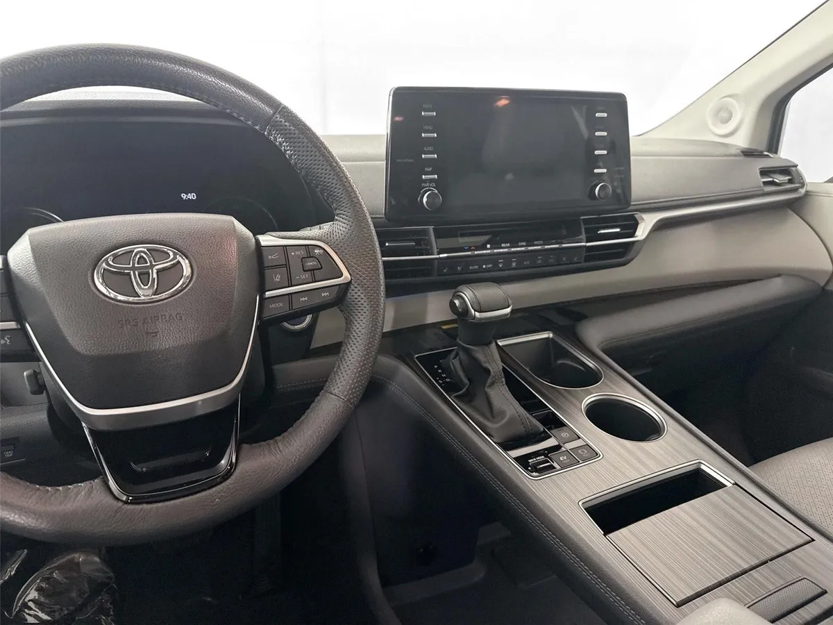 2023 Toyota Sienna Limited thumbnail 34