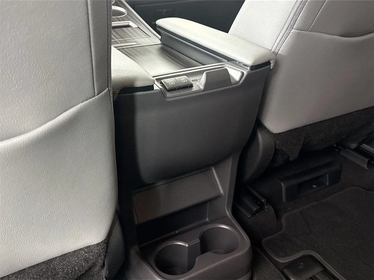 2023 Toyota Sienna Limited thumbnail 37