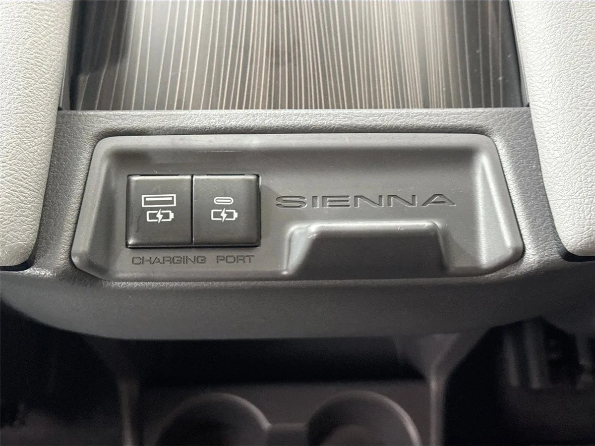 2023 Toyota Sienna Limited thumbnail 38