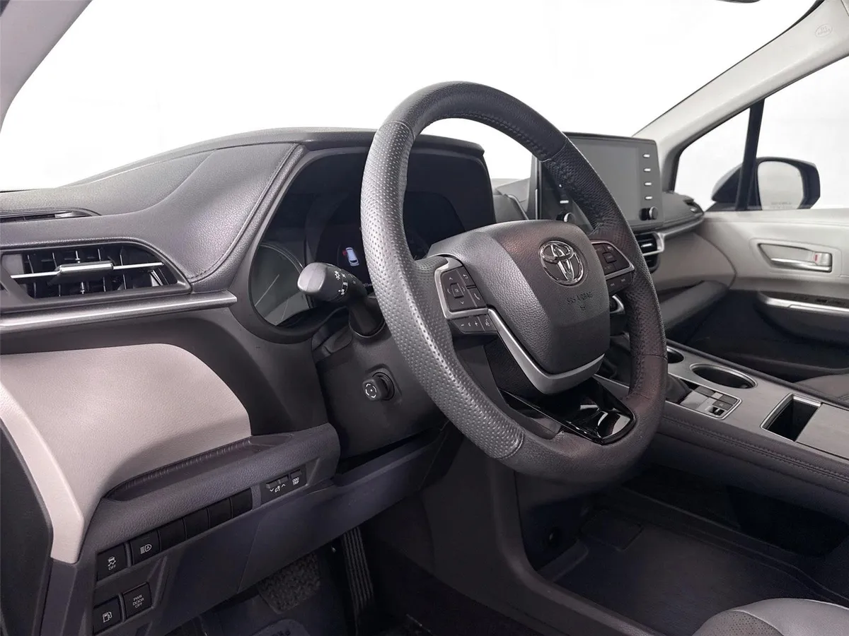 2023 Toyota Sienna Limited thumbnail 4