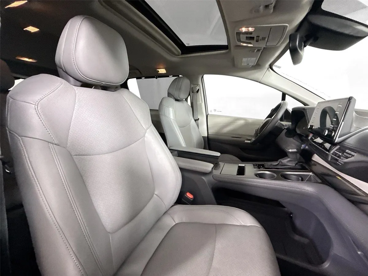 2023 Toyota Sienna Limited thumbnail 43