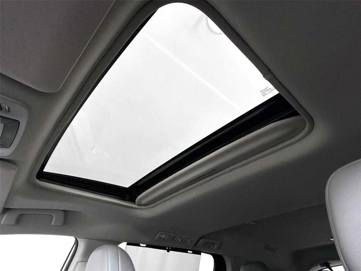 2023 Toyota Sienna Limited thumbnail 6
