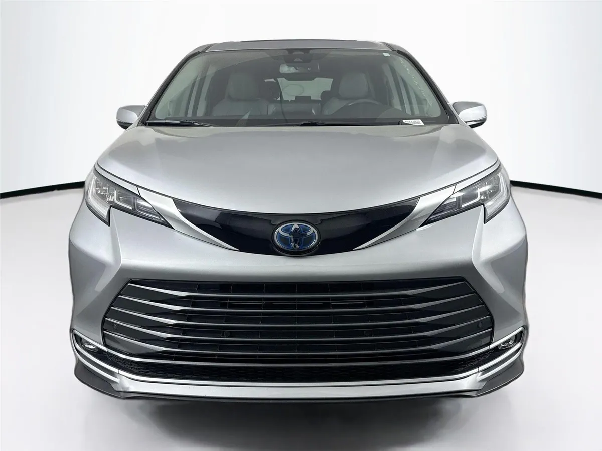 2023 Toyota Sienna Limited thumbnail 9