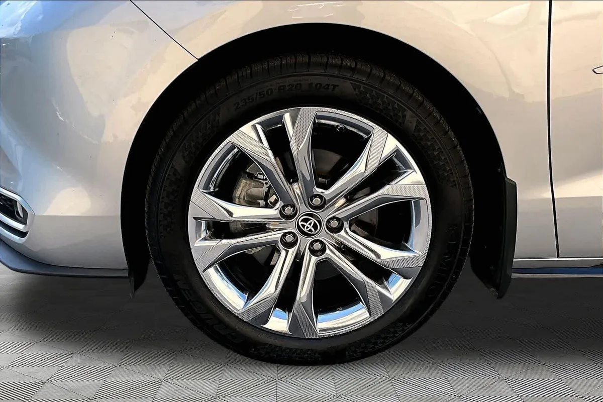2023 Toyota Sienna Platinum thumbnail 11