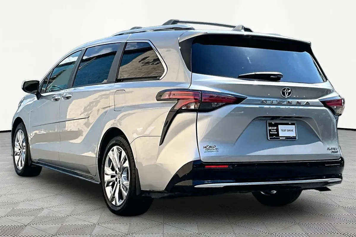 2023 Toyota Sienna Platinum thumbnail 12