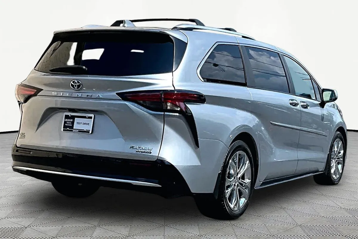 2023 Toyota Sienna Platinum thumbnail 13
