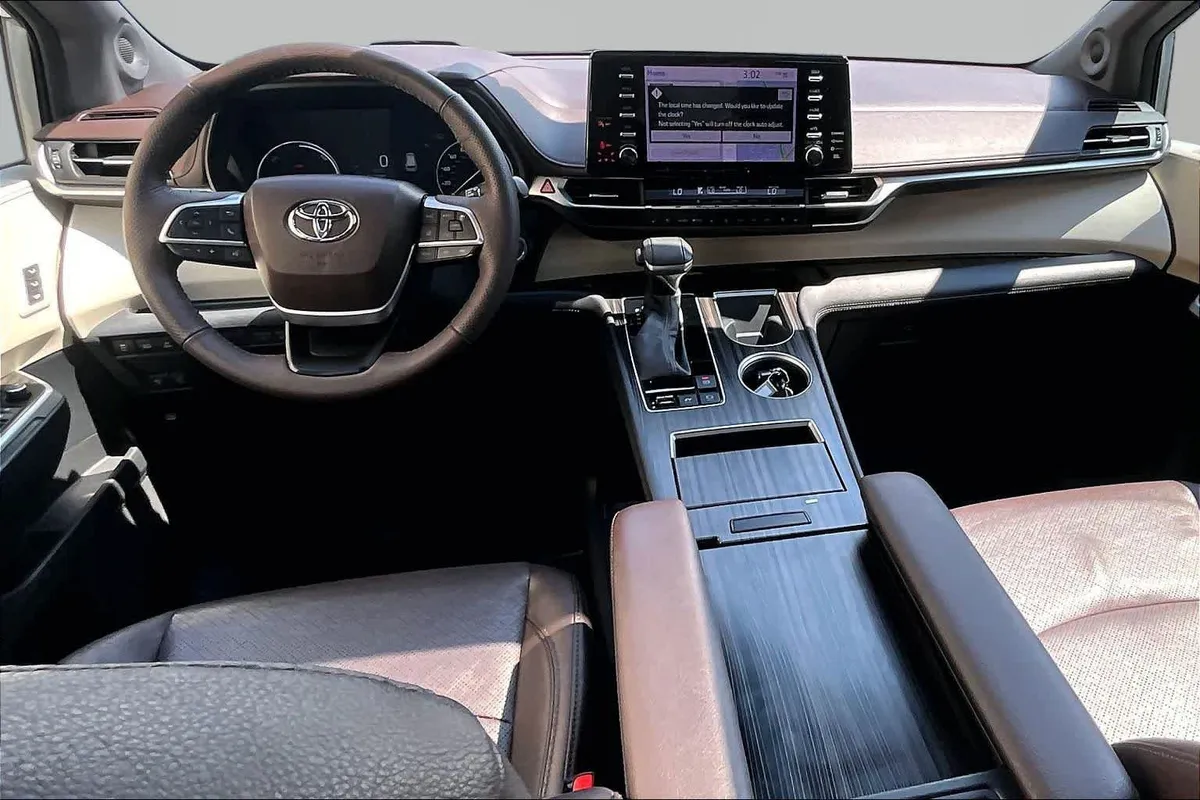 2023 Toyota Sienna Platinum thumbnail 16