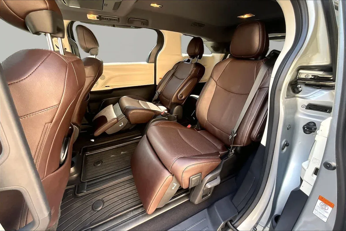 2023 Toyota Sienna Platinum thumbnail 21