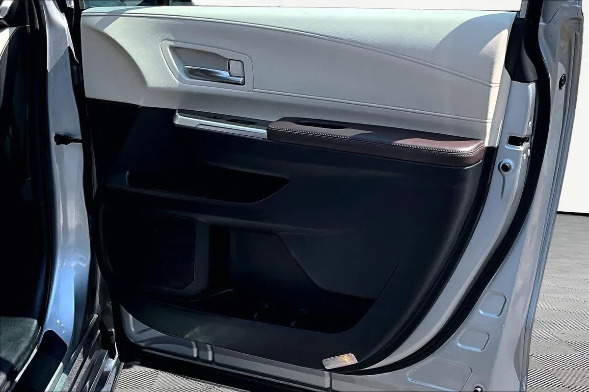 2023 Toyota Sienna Platinum thumbnail 23