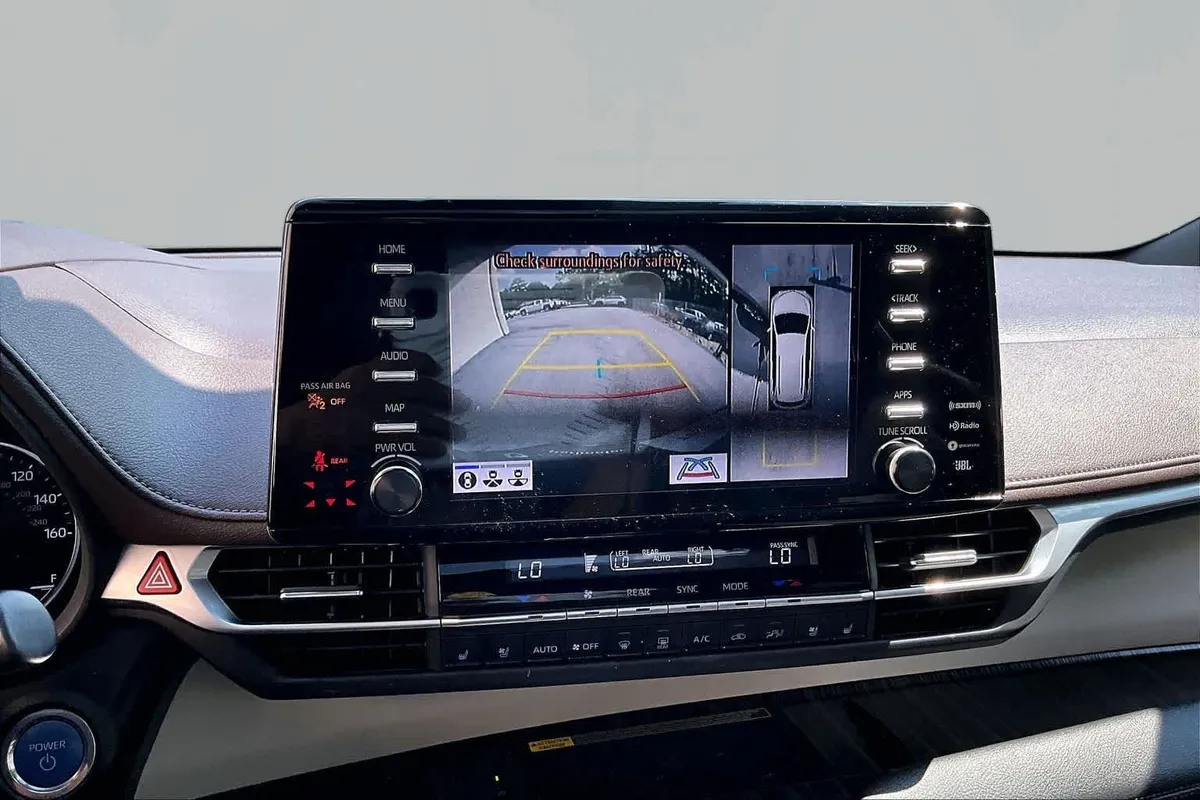 2023 Toyota Sienna Platinum thumbnail 27