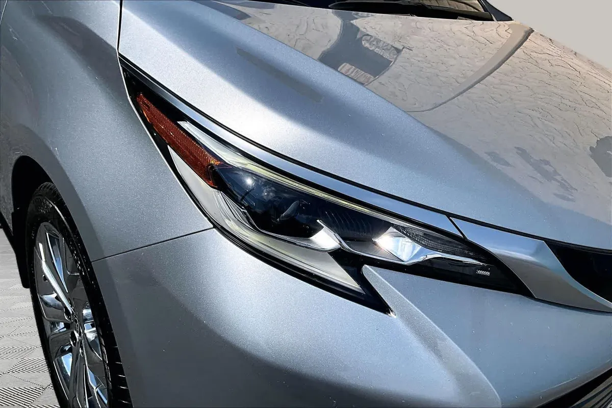 2023 Toyota Sienna Platinum thumbnail 28