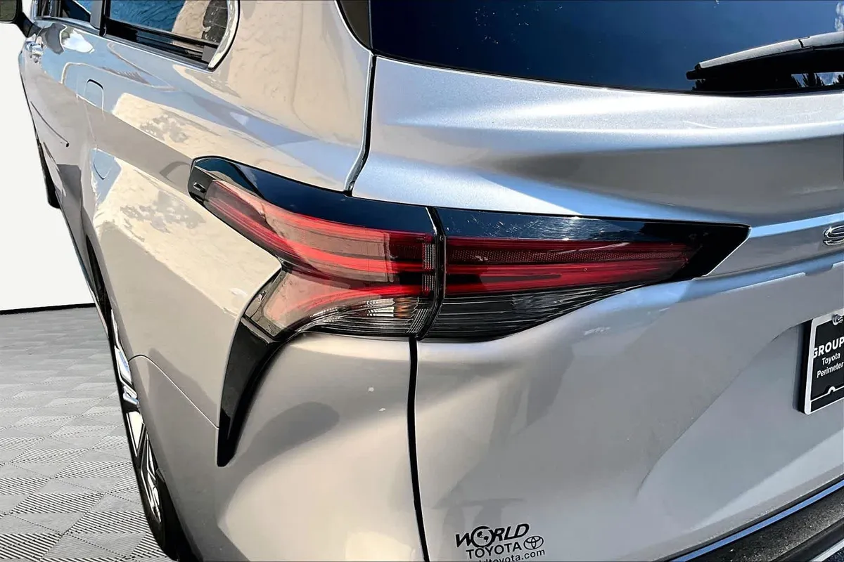 2023 Toyota Sienna Platinum thumbnail 29