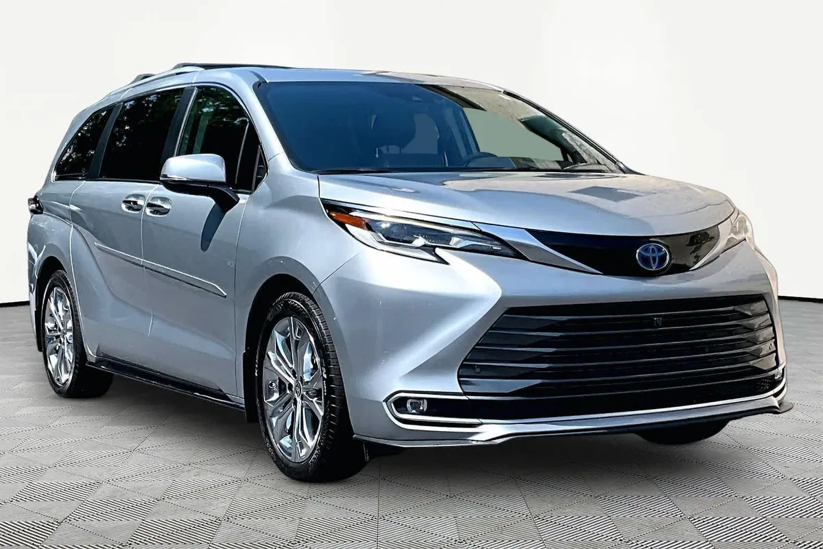 2023 Toyota Sienna Platinum thumbnail 3