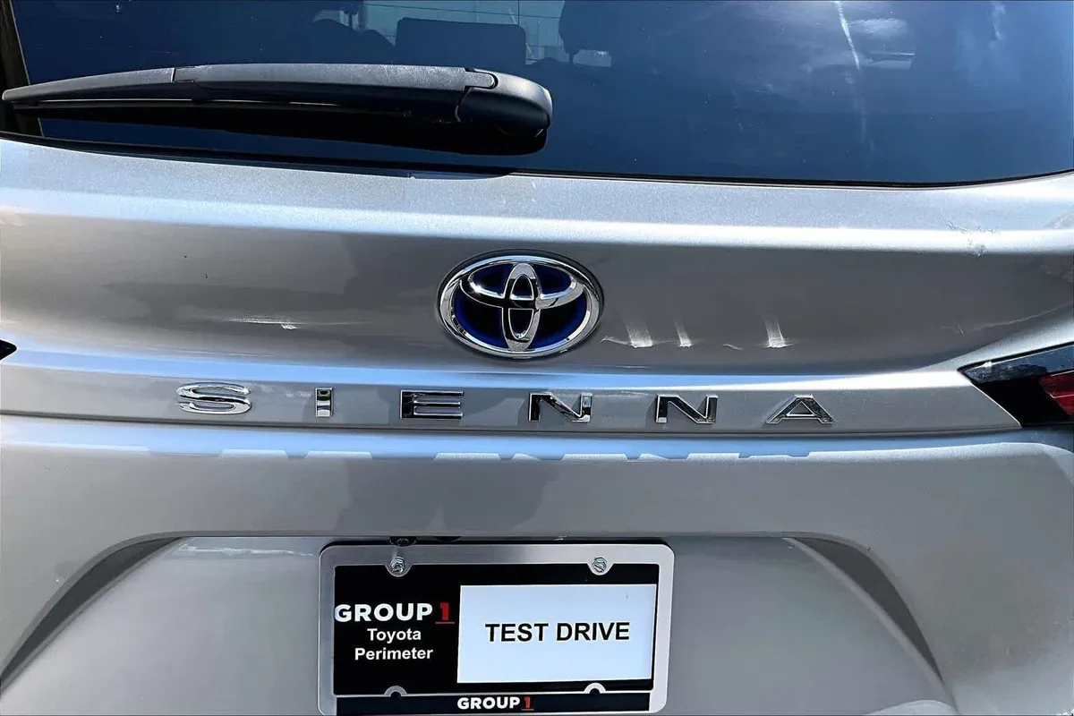 2023 Toyota Sienna Platinum thumbnail 31