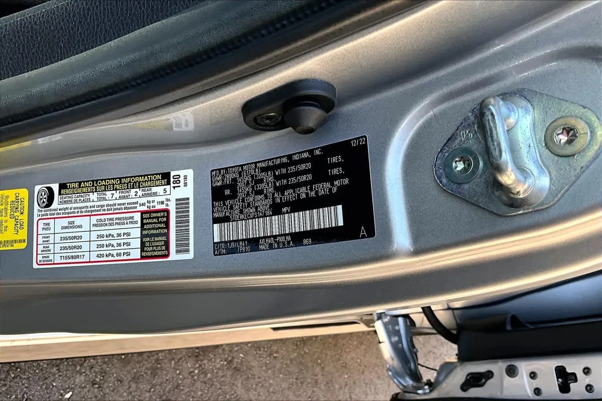 2023 Toyota Sienna Platinum thumbnail 34