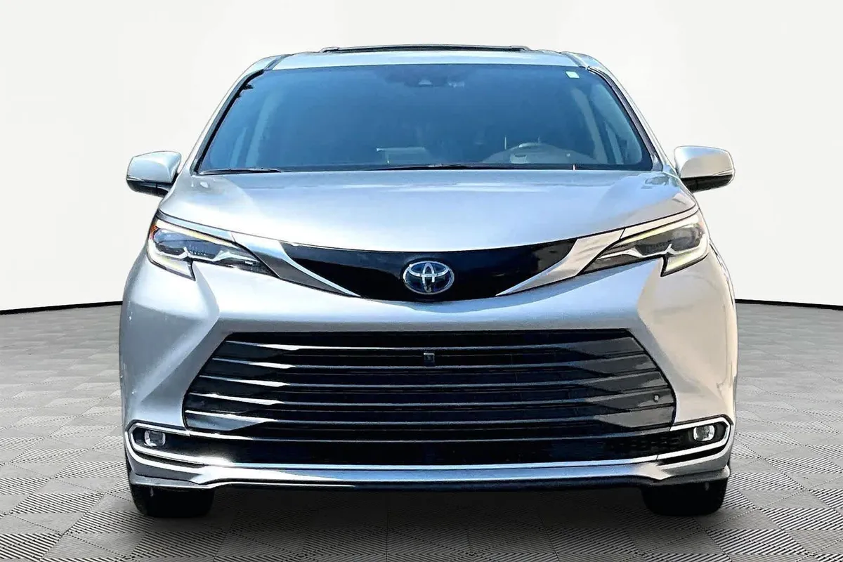 2023 Toyota Sienna Platinum thumbnail 4