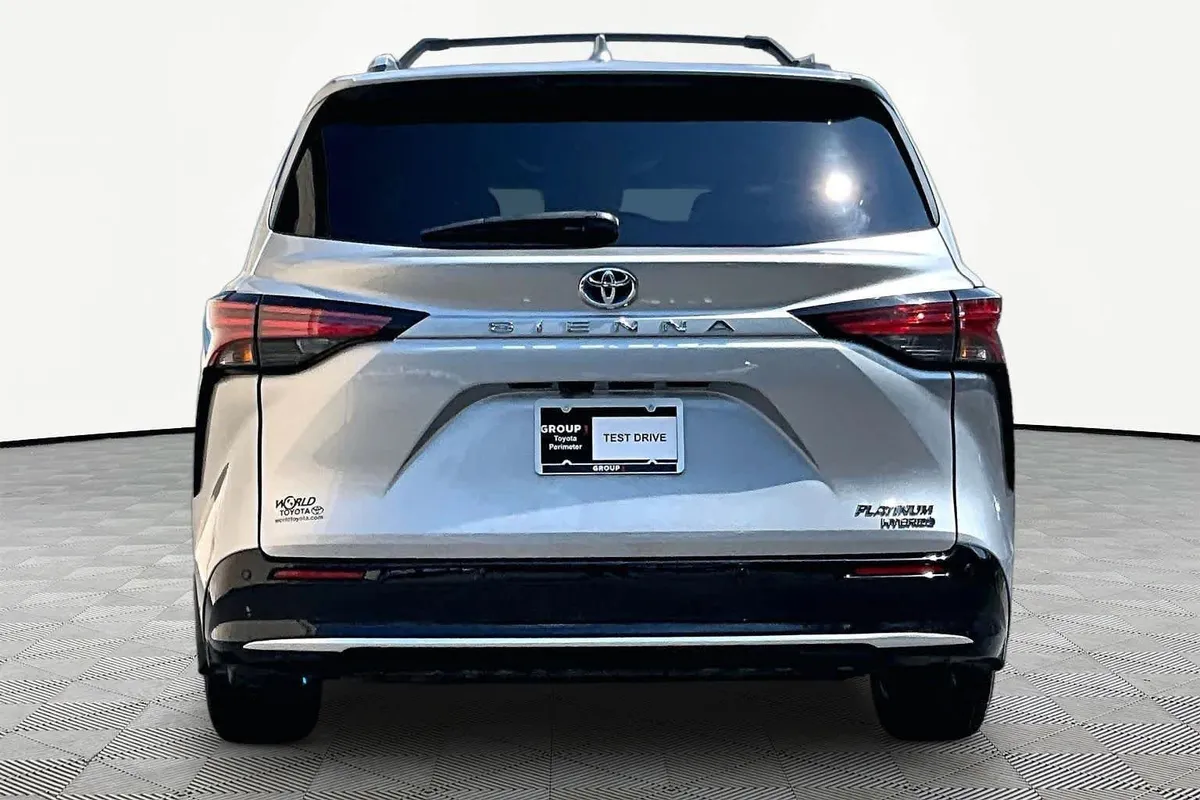2023 Toyota Sienna Platinum thumbnail 5