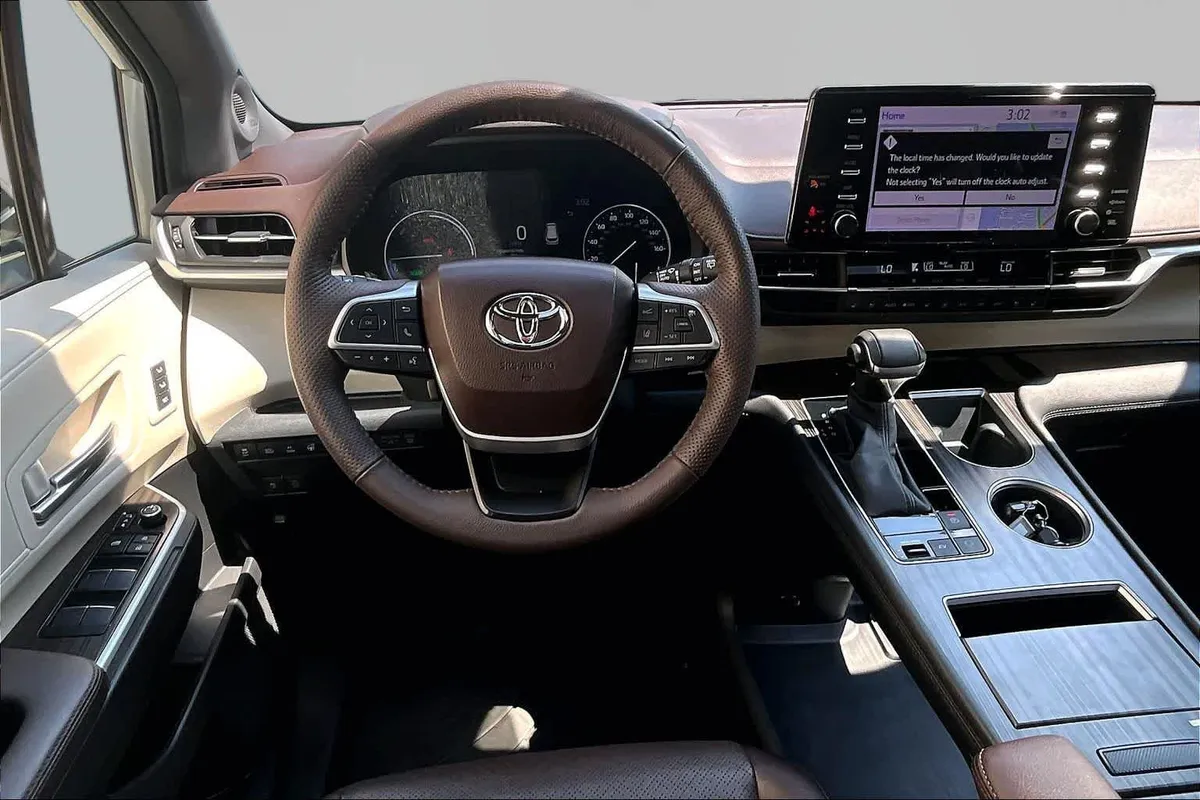 2023 Toyota Sienna Platinum thumbnail 6