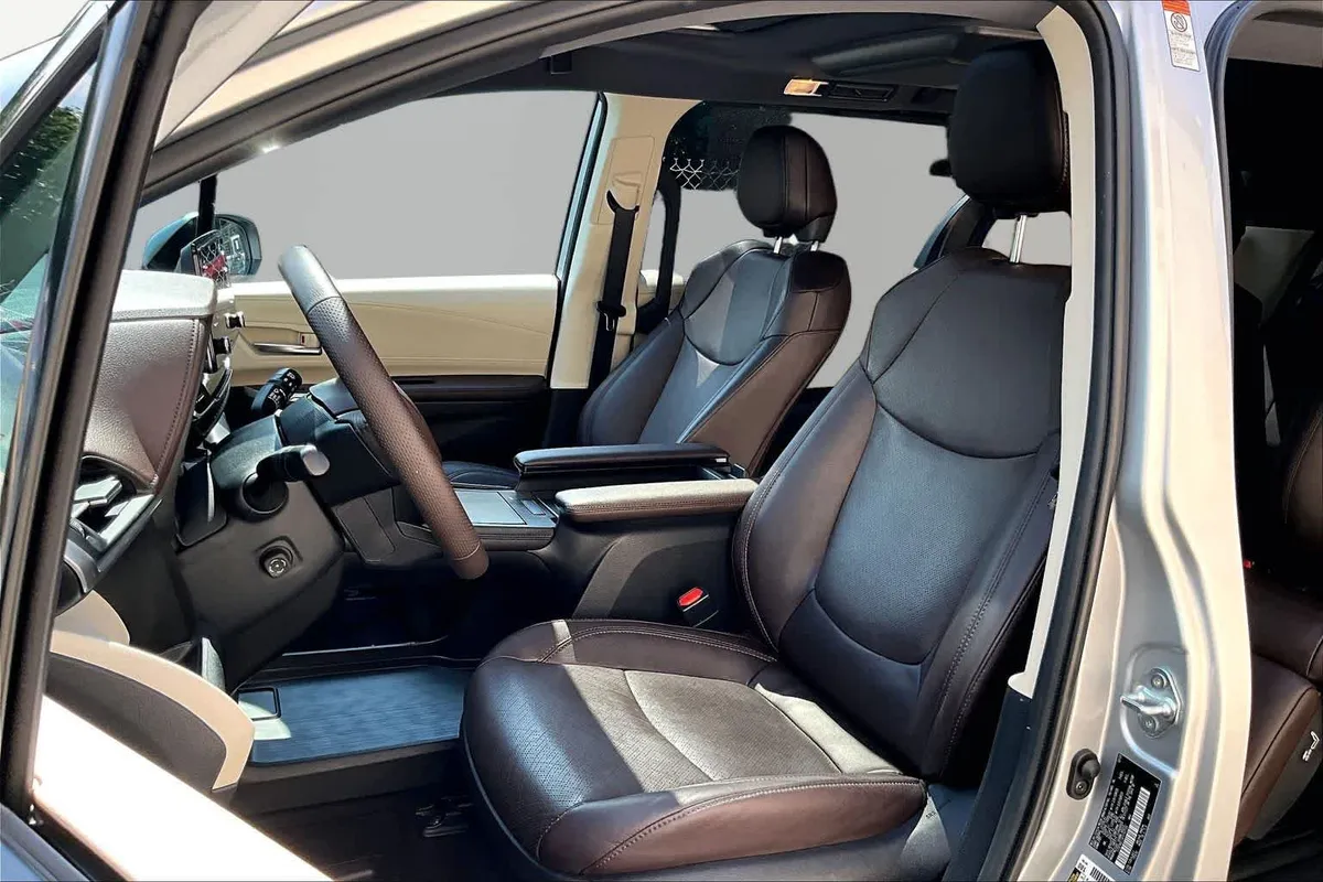 2023 Toyota Sienna Platinum thumbnail 8