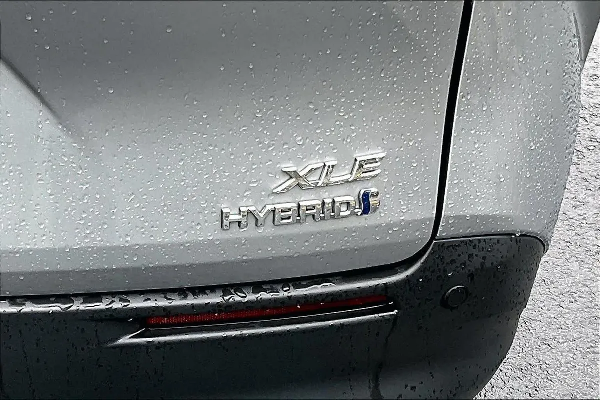 2023 Toyota Sienna XLE thumbnail 10