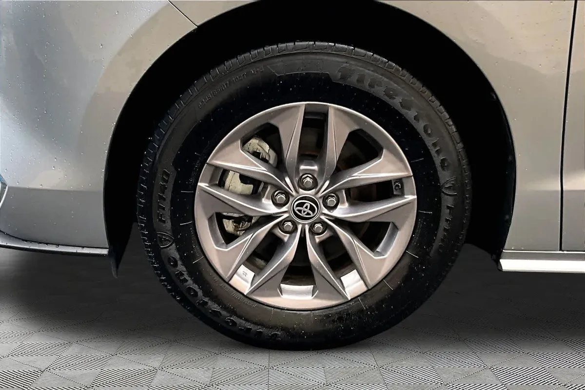 2023 Toyota Sienna XLE thumbnail 11