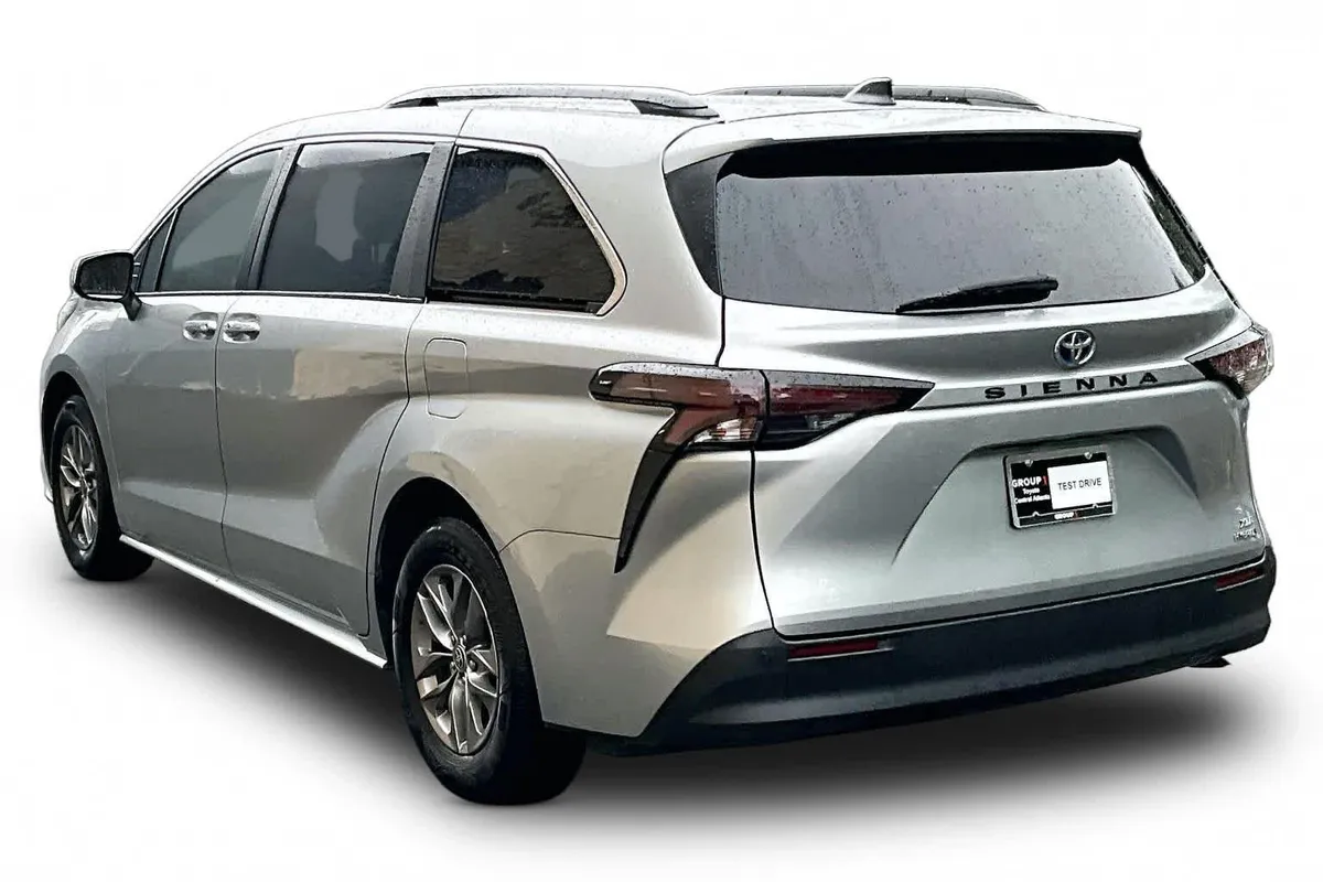 2023 Toyota Sienna XLE thumbnail 12