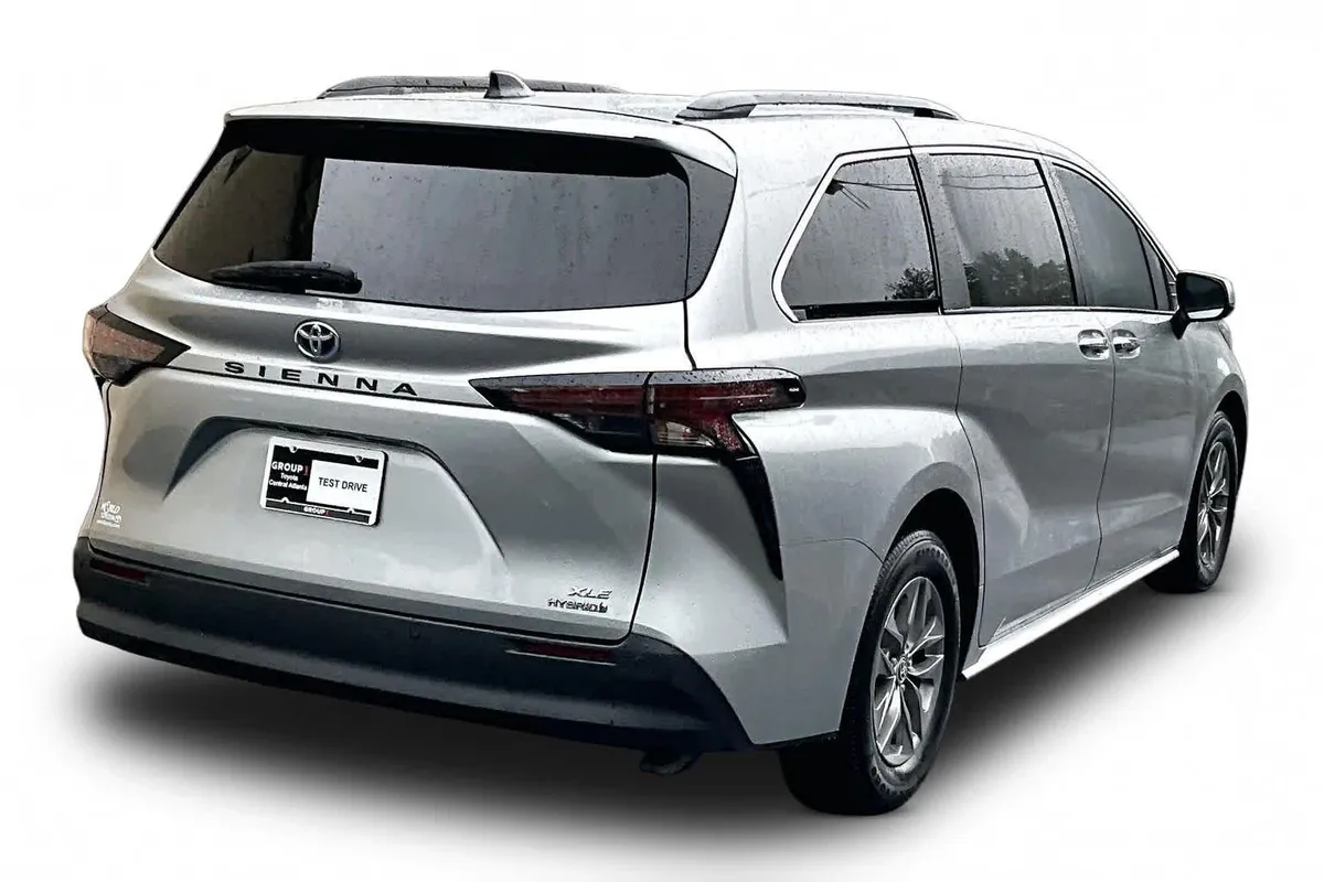 2023 Toyota Sienna XLE thumbnail 13