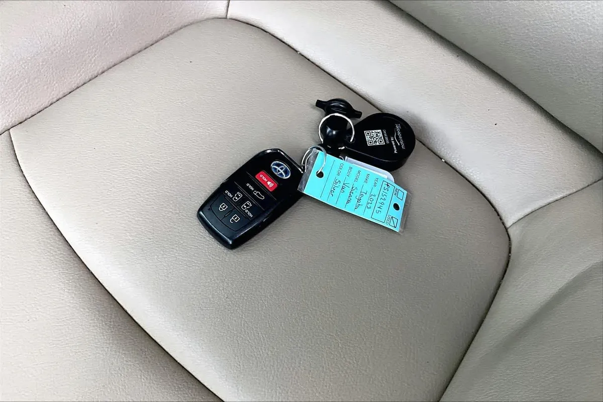 2023 Toyota Sienna XLE thumbnail 15