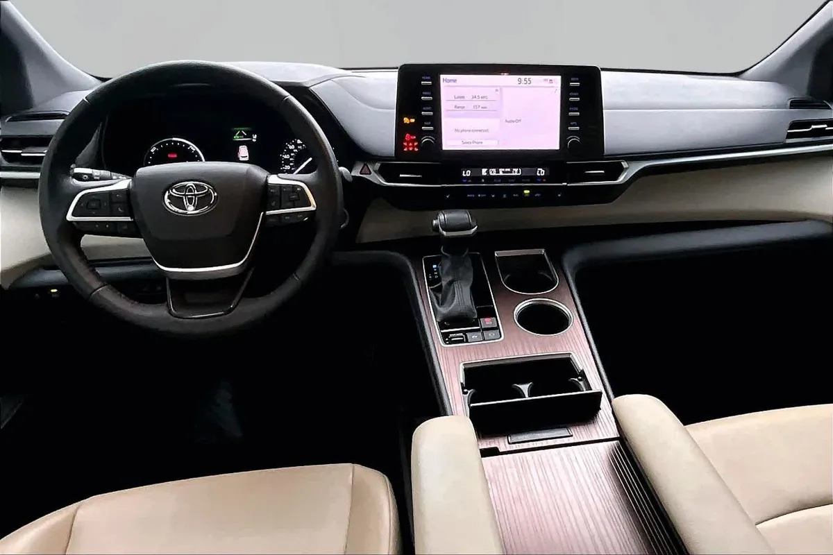 2023 Toyota Sienna XLE thumbnail 16