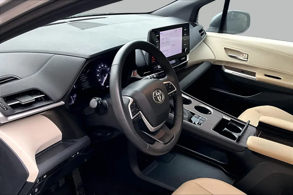 2023 Toyota Sienna XLE thumbnail 18
