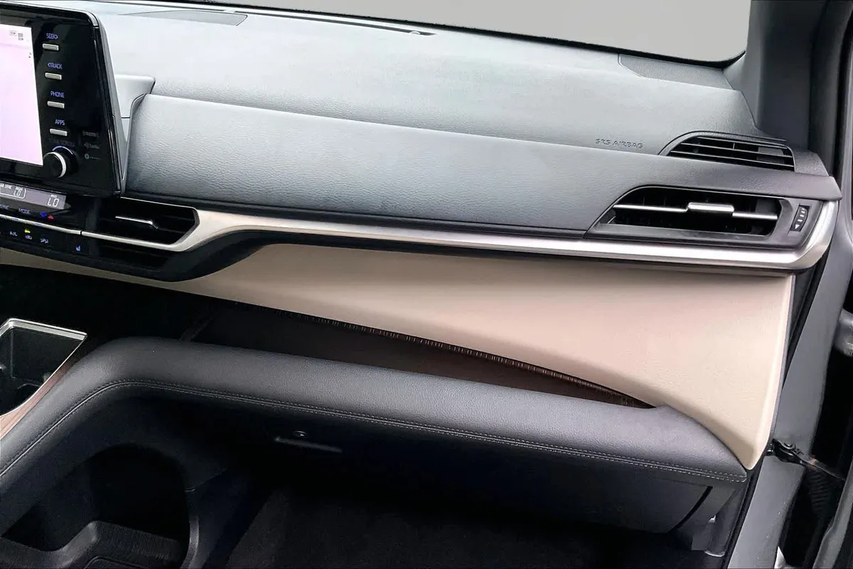 2023 Toyota Sienna XLE thumbnail 19