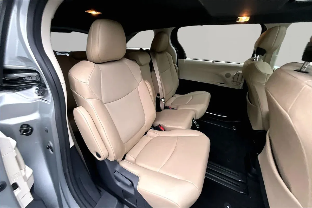 2023 Toyota Sienna XLE thumbnail 20