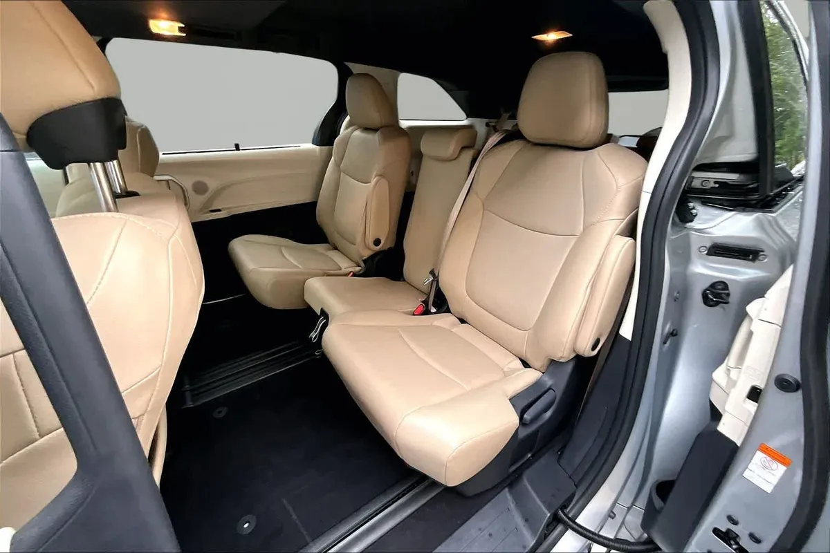 2023 Toyota Sienna XLE thumbnail 21