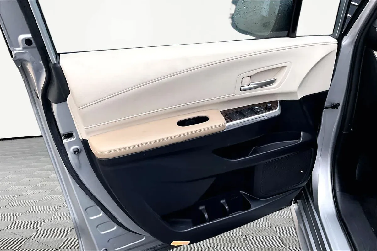 2023 Toyota Sienna XLE thumbnail 22