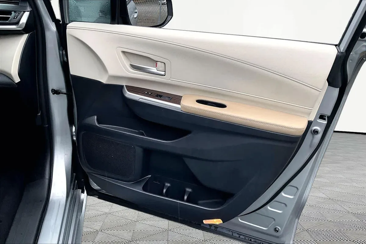 2023 Toyota Sienna XLE thumbnail 23