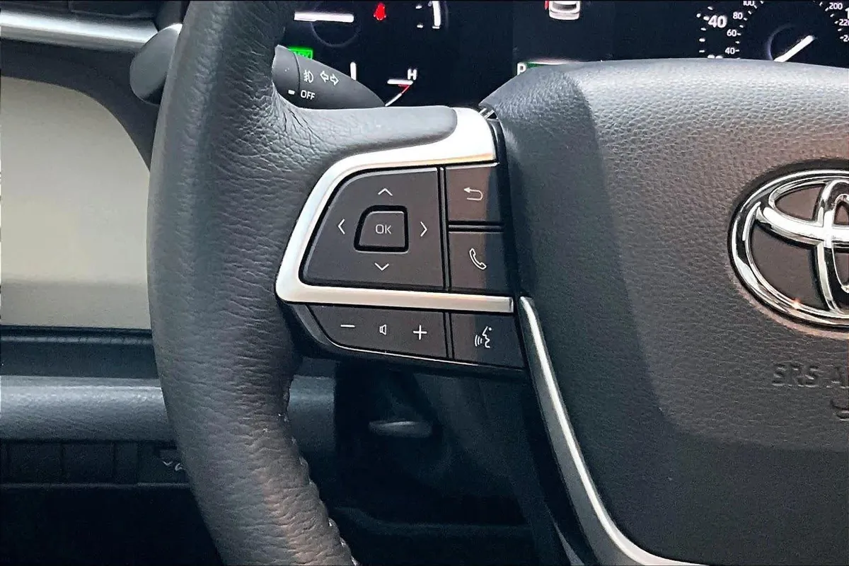 2023 Toyota Sienna XLE thumbnail 24